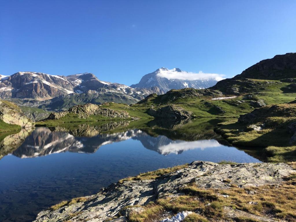 un reflet d'une montagne dans une masse d'eau dans l'établissement Apartment Termignon 50m from Ski Lift, à Val Cenis