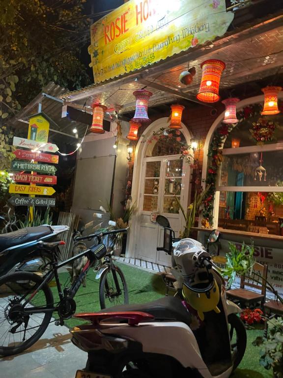 un scooter estacionado frente a una tienda con bicicletas en Rosie Homestay Hà Giang, en Ha Giang