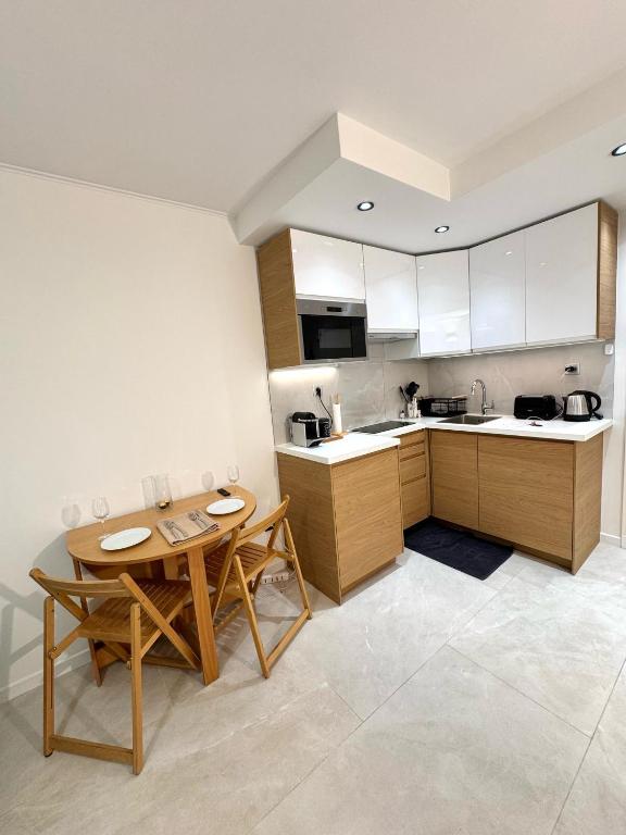 une cuisine avec une table, deux chaises et une table dans l'établissement Appartement Nice Magnan promenade, à Nice