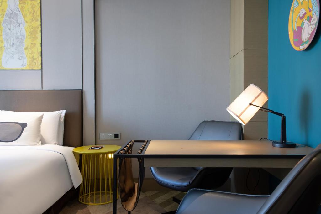 Postel nebo postele na pokoji v ubytování MiniMax Premier Hotel Shanghai Hongqiao