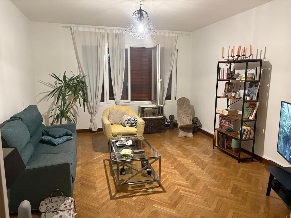 un salon avec un canapé et une table dans l'établissement Carré d or, à Marseille