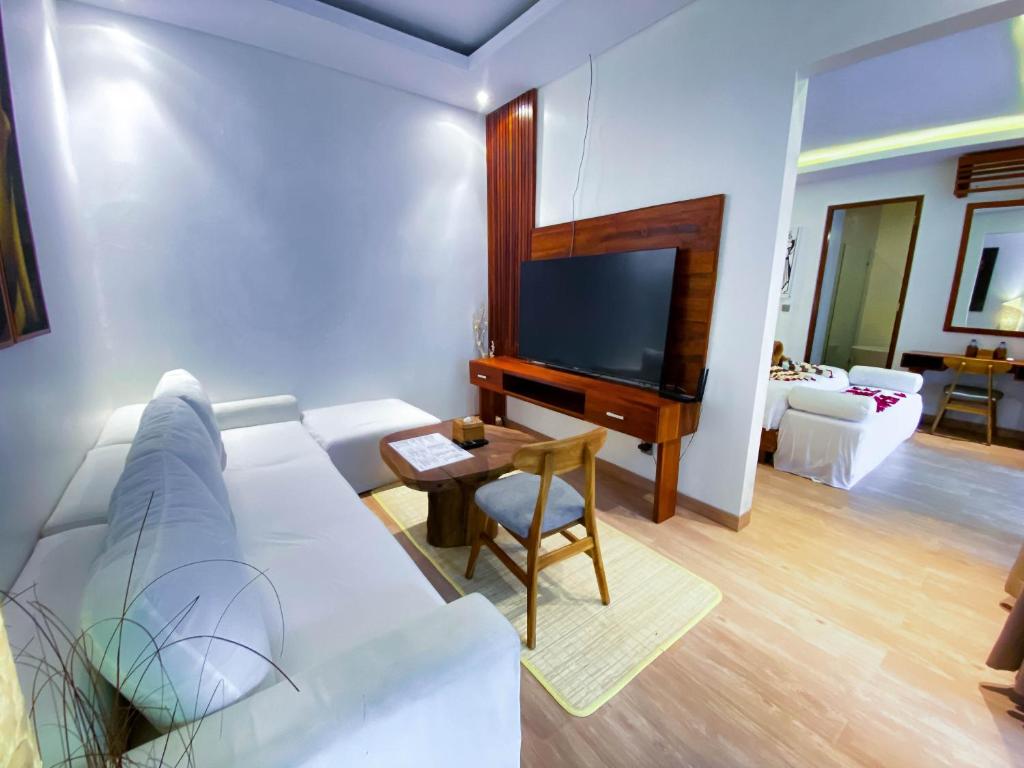 TV a/nebo společenská místnost v ubytování Jungle Haven Resort Central Ubud