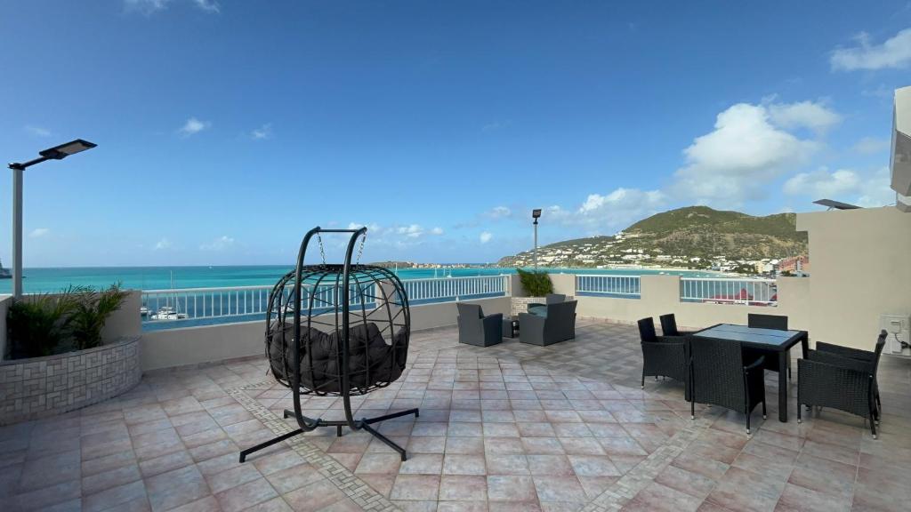 菲利普斯堡Panoramic Ocean View Flat-St Maarten的海景露台上的雕塑