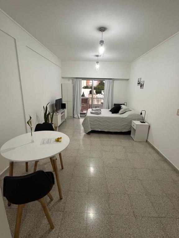 Postel nebo postele na pokoji v ubytování Amplio monoambiente en 7 y 34