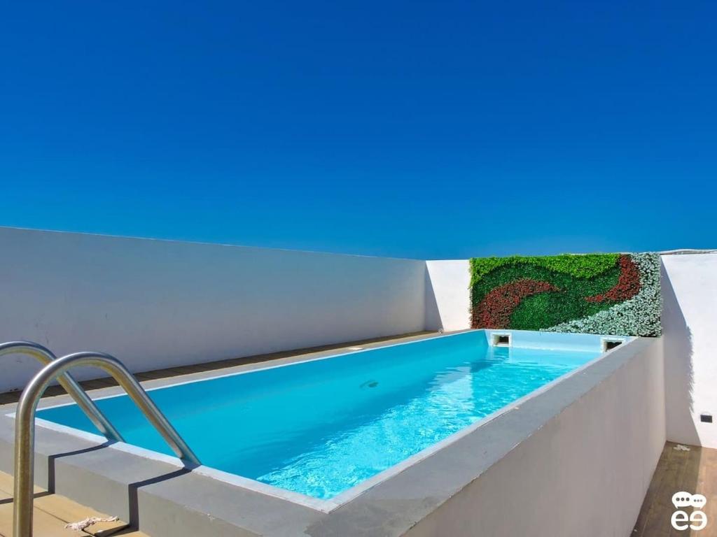 a swimming pool in a house with a swimming poolvisorvisor at Departamento con alberca, a 4 cuadras de playa - L8 in La Florida