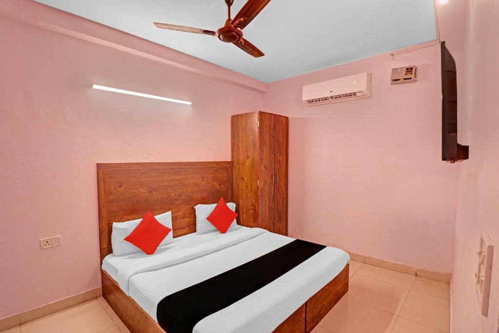 Postel nebo postele na pokoji v ubytování Hotel O Cherry Inn