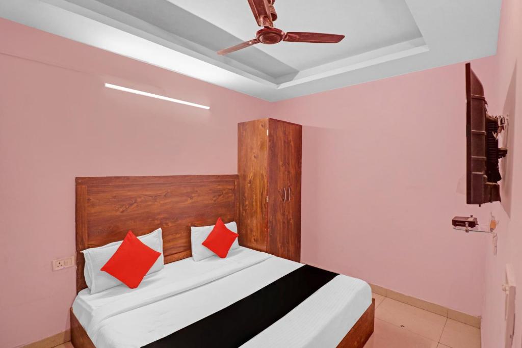Postel nebo postele na pokoji v ubytování Hotel O Cherry Inn