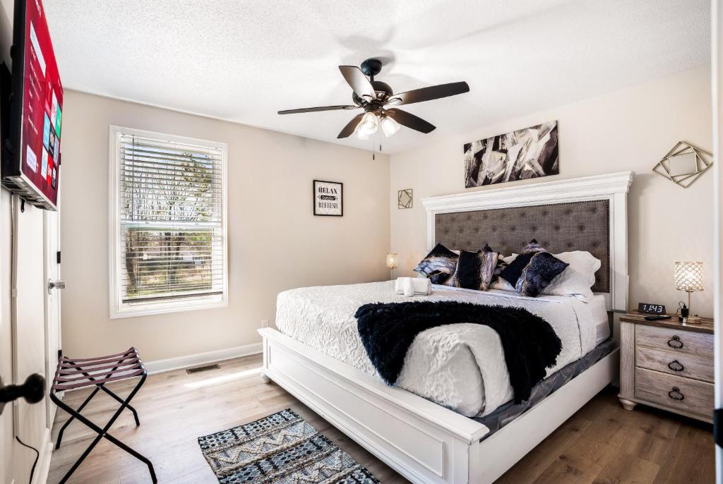 ein Schlafzimmer mit einem Bett mit Deckenventilator in der Unterkunft Serenity Cottage 300mbps Wifi - Dog Friendly in Clarksville