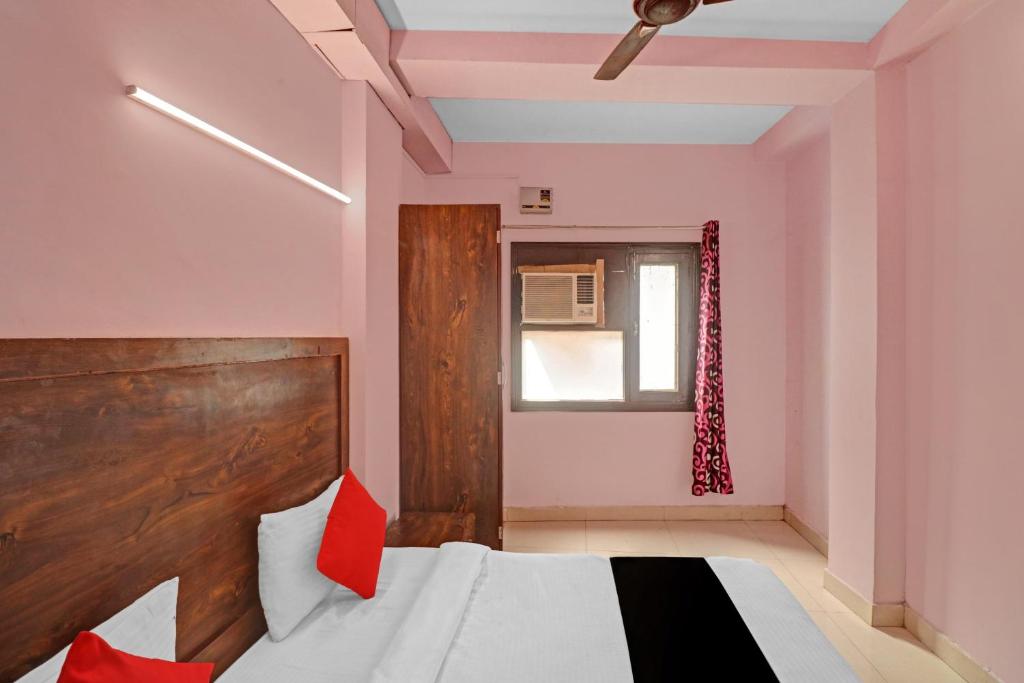 Postel nebo postele na pokoji v ubytování Hotel O Cherry Inn