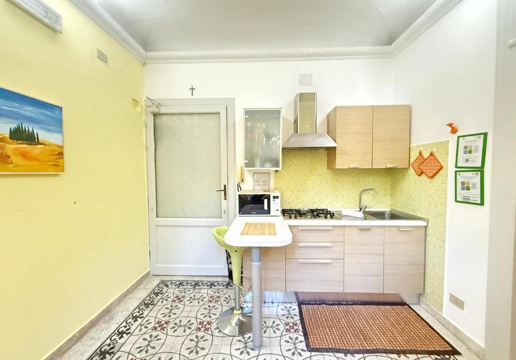 Kuchnia lub aneks kuchenny w obiekcie CasinadellePalme Appartamento in centro zona porto