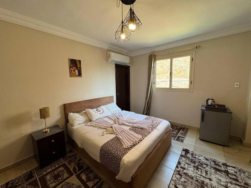 Postel nebo postele na pokoji v ubytování Hur Pyramids Inn