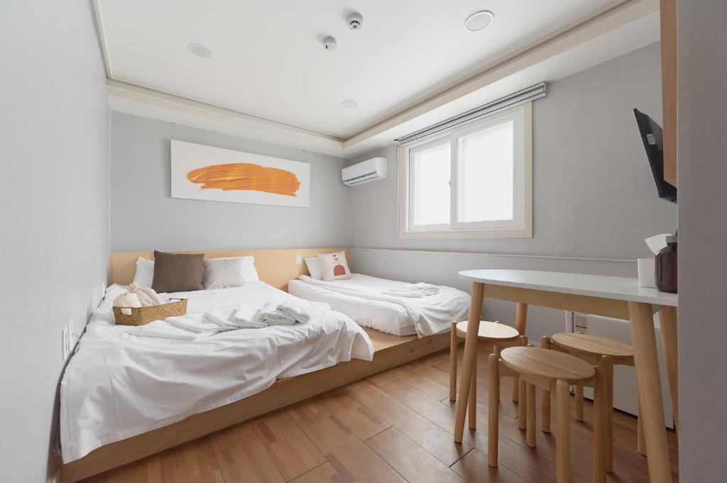 Dawoo House 2 in Hongdae房間的床