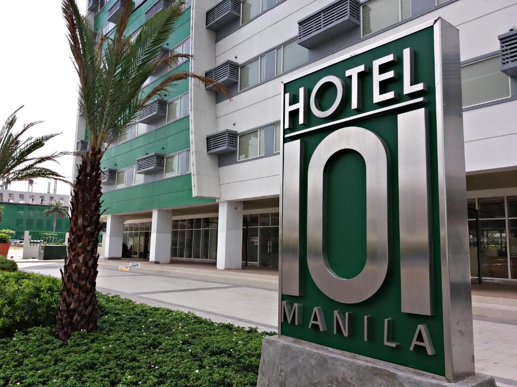 ein Schild für ein Hotel vor einem Gebäude in der Unterkunft Hotel101 - Manila in Manila