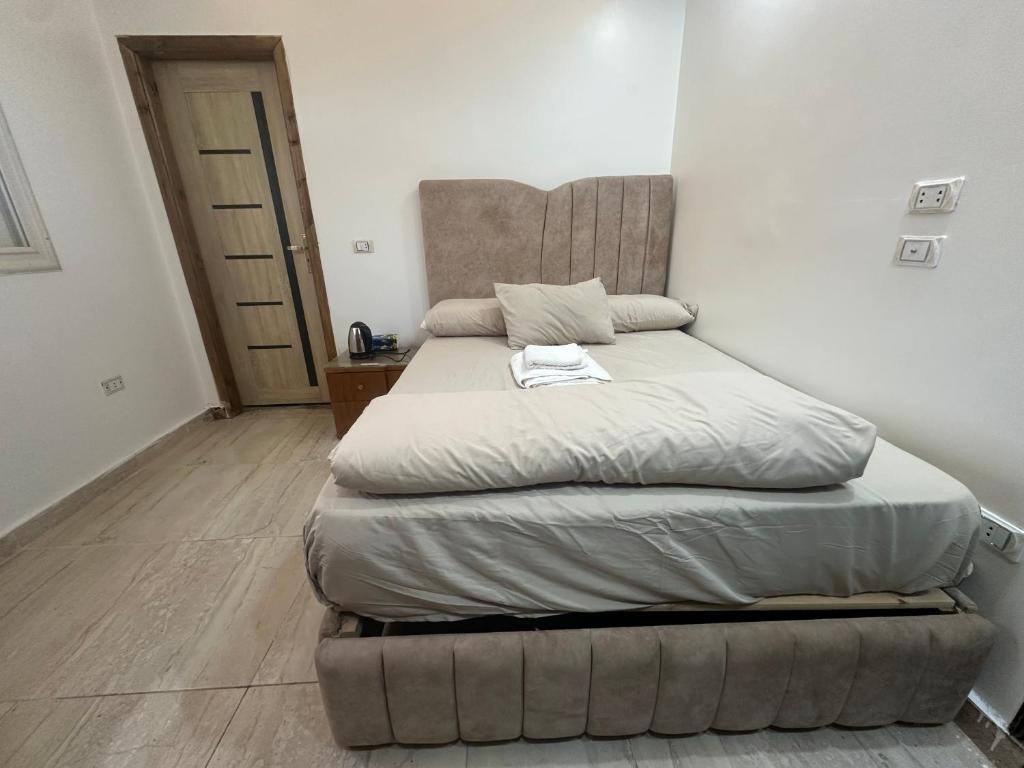 Postel nebo postele na pokoji v ubytování Pyramids Gardens Boutique Hotel New pyramids Gate