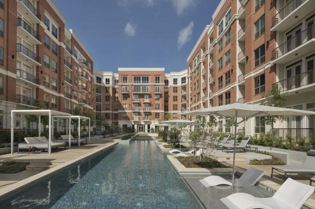 Bazén v ubytování Resort Style Apartments in Spring, TX nebo v jeho okolí