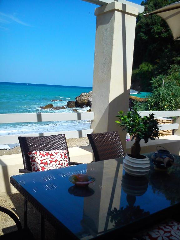 niebieski stół i krzesła z widokiem na ocean w obiekcie Villa Aktaia w mieście Keramídhion