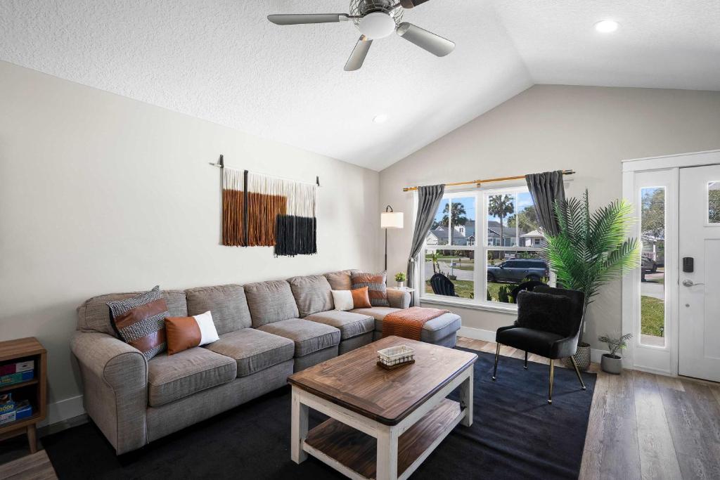 Posezení v ubytování 5 Minutes to Beach and Downtown Fire pit Grill