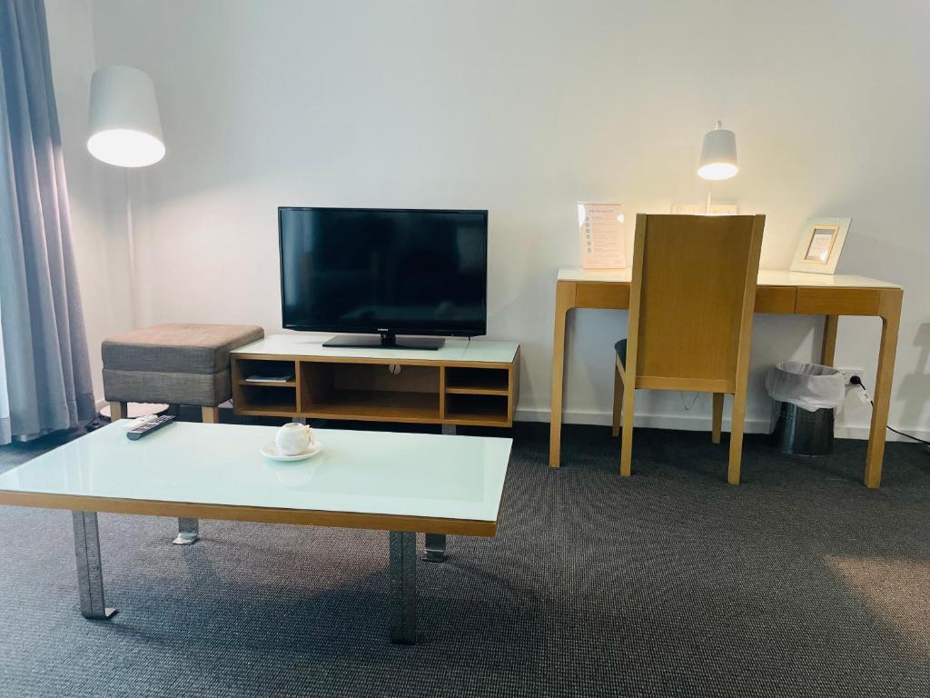 TV a/nebo společenská místnost v ubytování Modern unit, Pool, Gym & CBD location