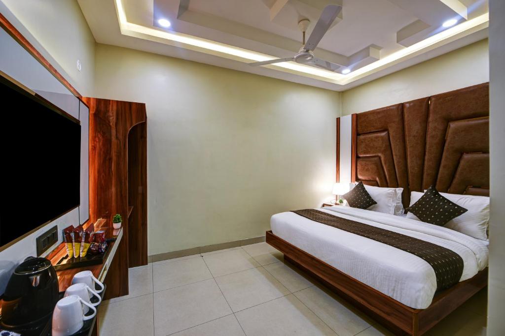 Postel nebo postele na pokoji v ubytování New Frontier - 2 Mins from OLD Delhi Railway Station & Chandni Chowk