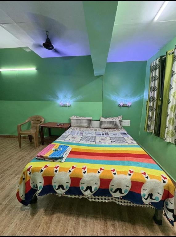 Postel nebo postele na pokoji v ubytování Bluestar cottage