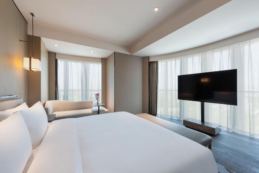 Postel nebo postele na pokoji v ubytování Grand Mercure Shanghai Lingang