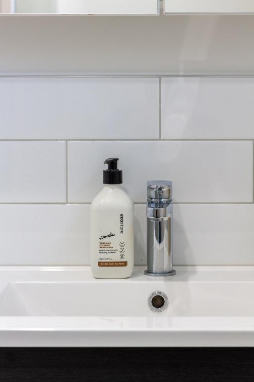 Warm and Quiet, Standalone, Sunny, Carpark - Resim 33