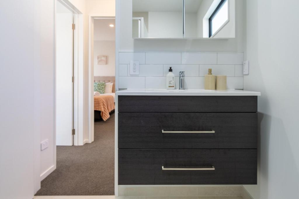 Warm and Quiet, Standalone, Sunny, Carpark - Resim 34