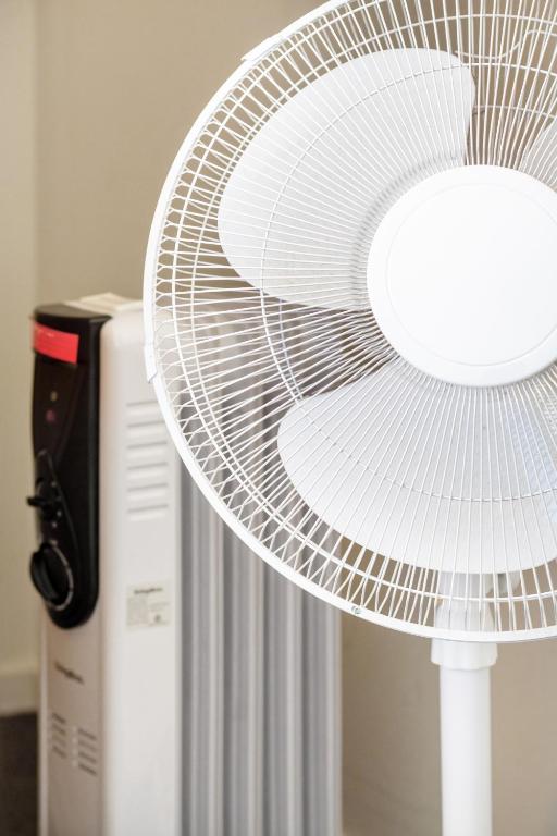 Warm and Quiet, Standalone, Sunny, Carpark - Resim 28