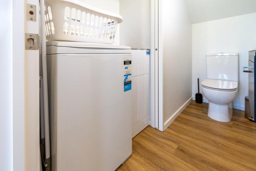 Warm and Quiet, Standalone, Sunny, Carpark - Resim 7