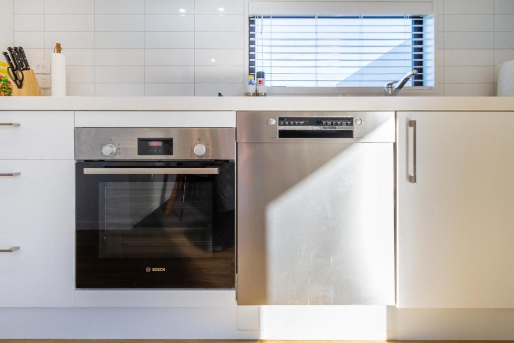 Warm and Quiet, Standalone, Sunny, Carpark - Resim 17