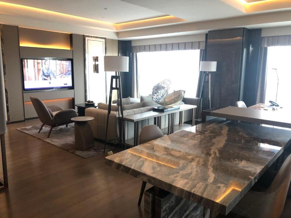 TV a/nebo společenská místnost v ubytování Grand Mercure Shanghai Lingang