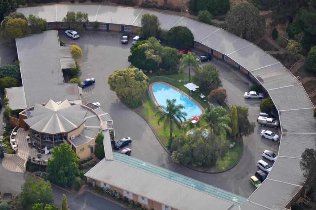 - une vue de tête sur un parking avec une piscine dans l'établissement Lyndoch Hill, à Lyndoch