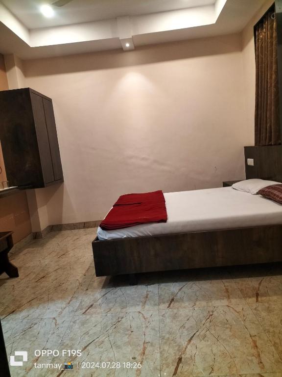 Postel nebo postele na pokoji v ubytování HOTEL SHRI PUSHPANJALI SHIRDI