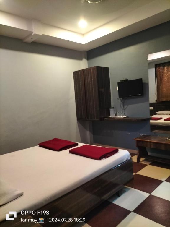 Postel nebo postele na pokoji v ubytování HOTEL SHRI PUSHPANJALI SHIRDI