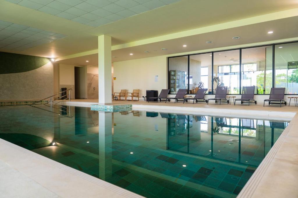 Bazén v ubytování Royal Green Wellness Resort nebo v jeho okolí
