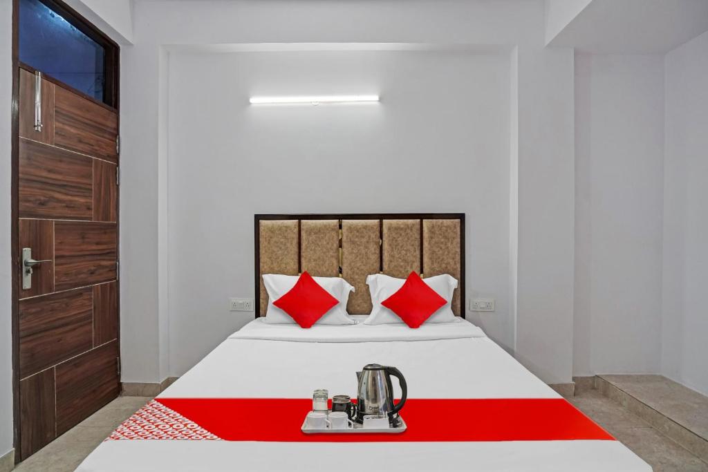 Postel nebo postele na pokoji v ubytování Hotel O Raj Residency