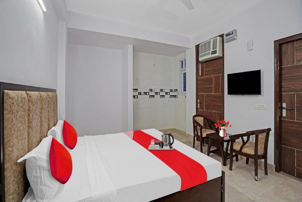 TV a/nebo společenská místnost v ubytování Hotel O Raj Residency