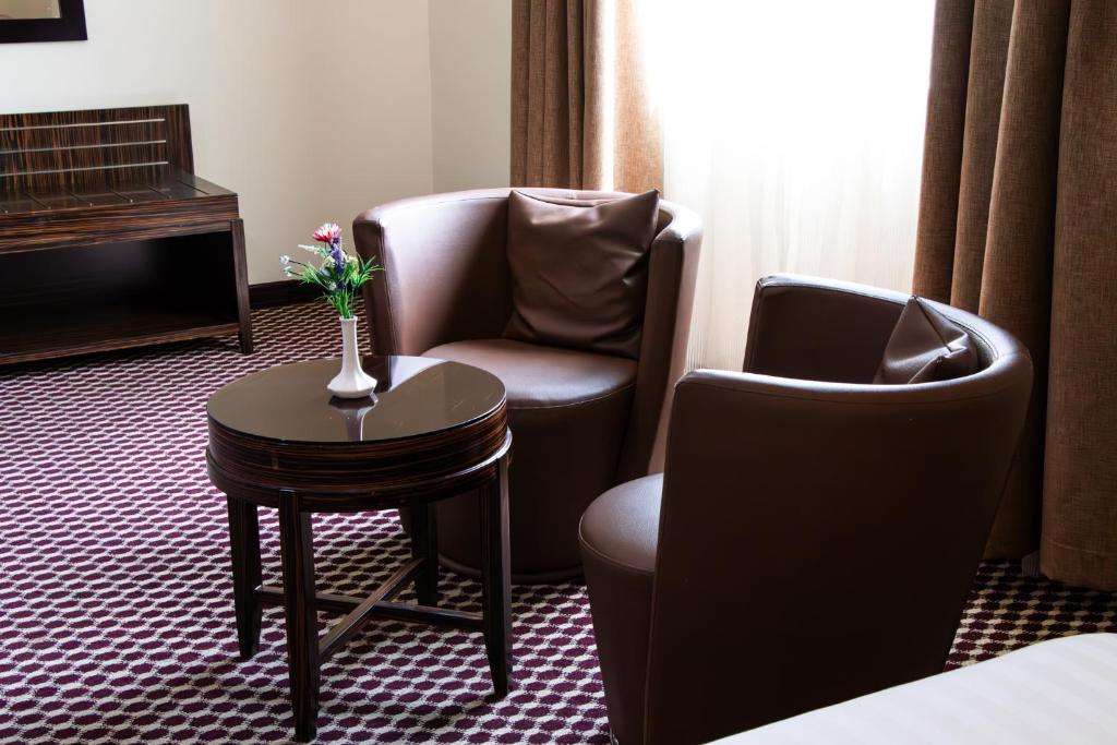 Гостиная зона в Fortune Karama Hotel