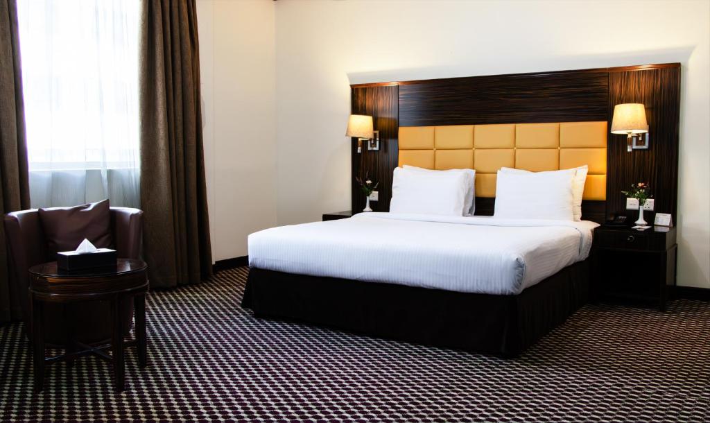 Кровать или кровати в номере Fortune Karama Hotel