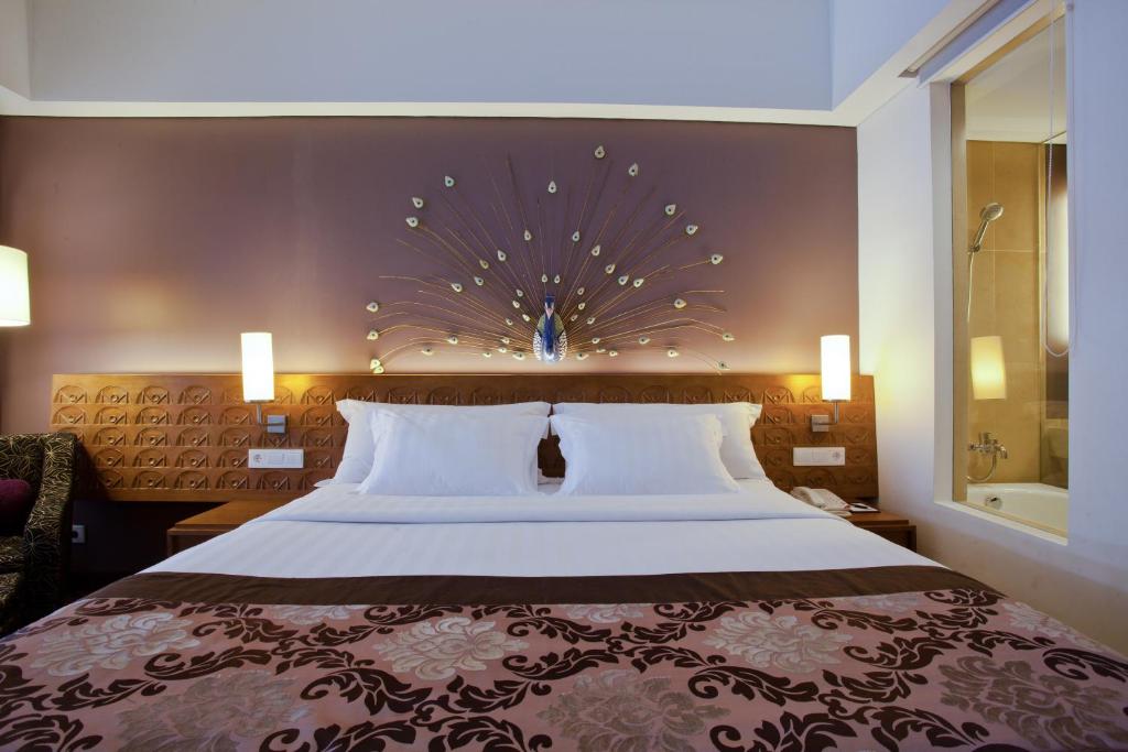 Postel nebo postele na pokoji v ubytování Sun Island Hotel & Spa Kuta