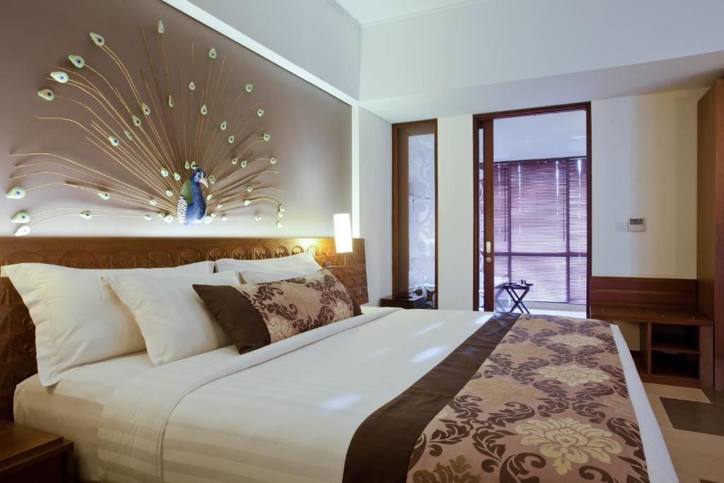 Postel nebo postele na pokoji v ubytování Sun Island Hotel & Spa Kuta