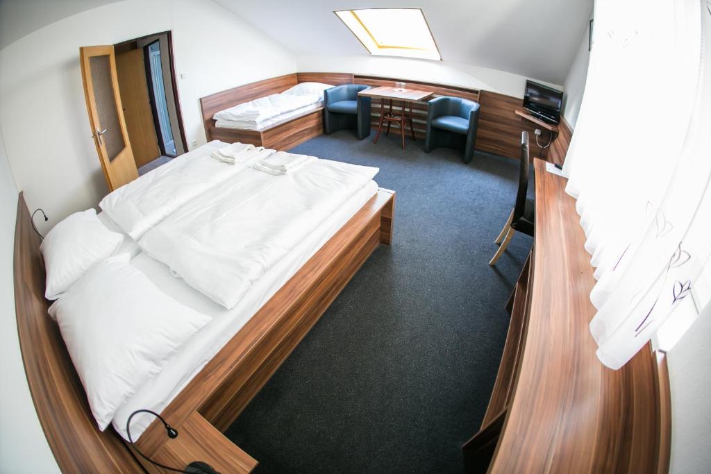 Postel nebo postele na pokoji v ubytování Hotel ROSE Břeclav