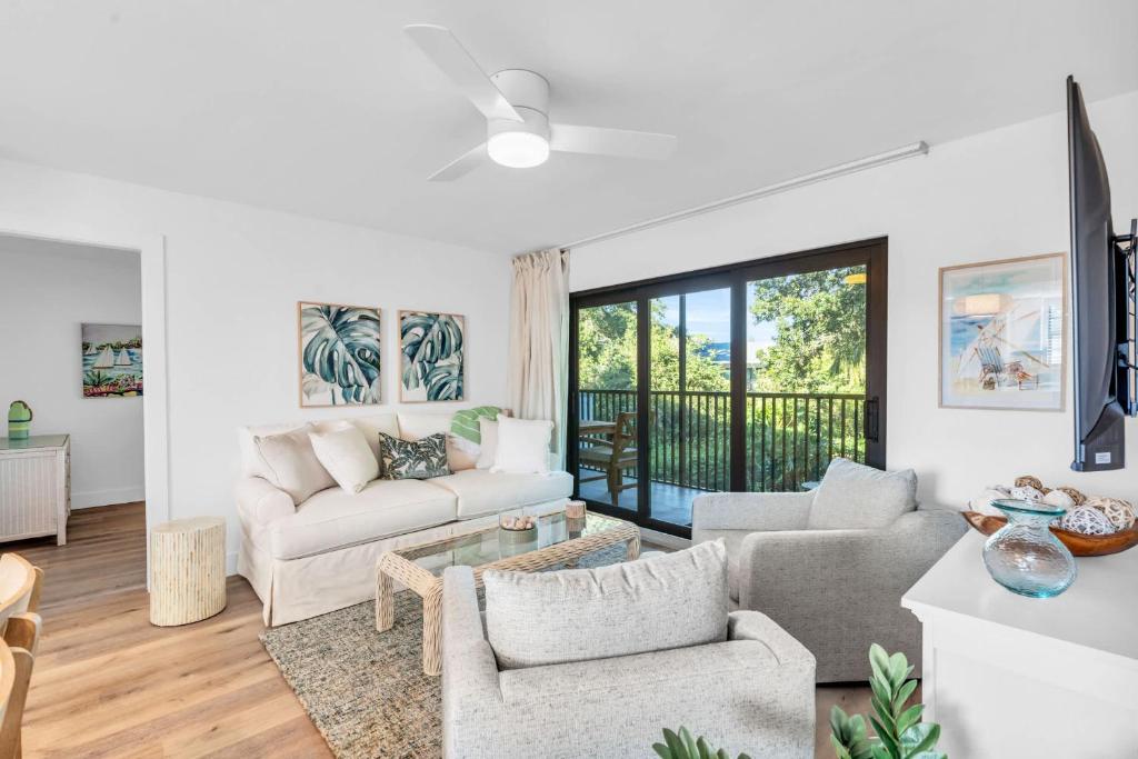 Photo inspiration: Upscale Condominiums With Private Garden Room Access Reference: Fantastic Views A Fully Renovated Deluxe Condo W Private Beach