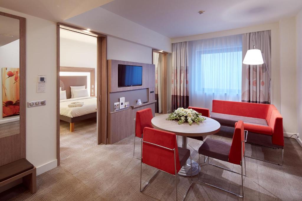 Uma TV ou centro de entretenimento em Novotel Diyarbakir