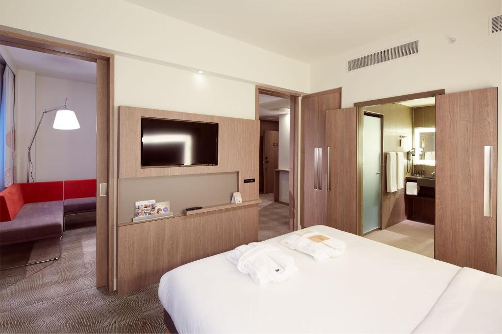 Cama ou camas em um quarto em Novotel Diyarbakir