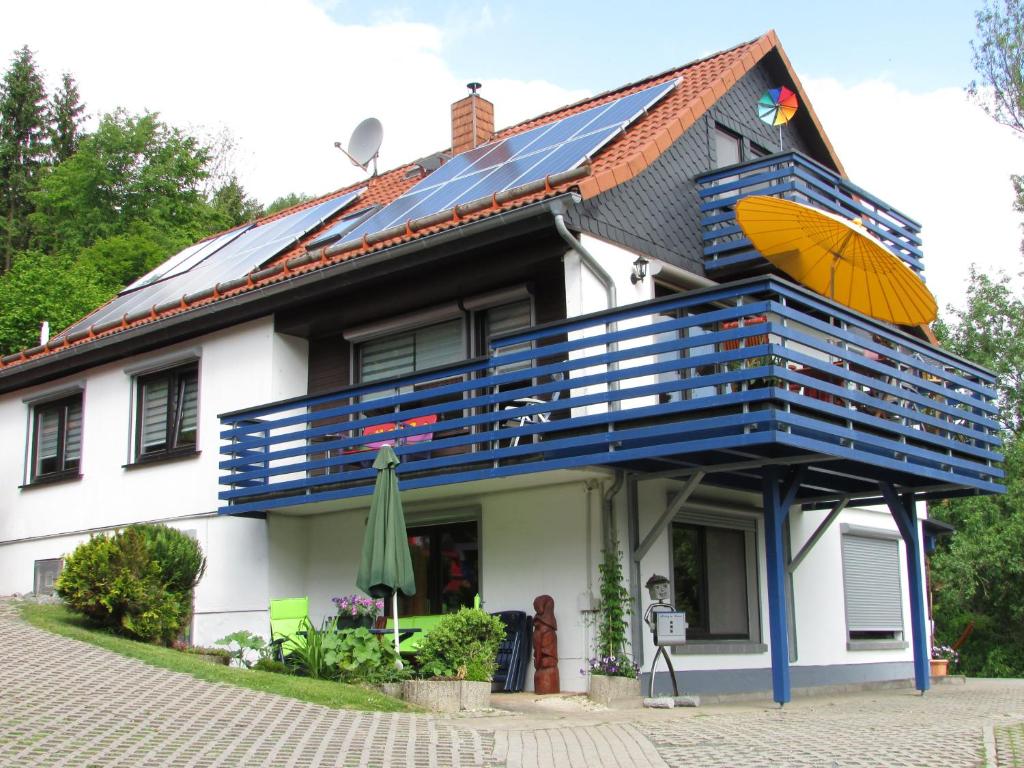 uma casa com um telhado com um guarda-chuva em FeWo Harz Haennig 1 em Wieda