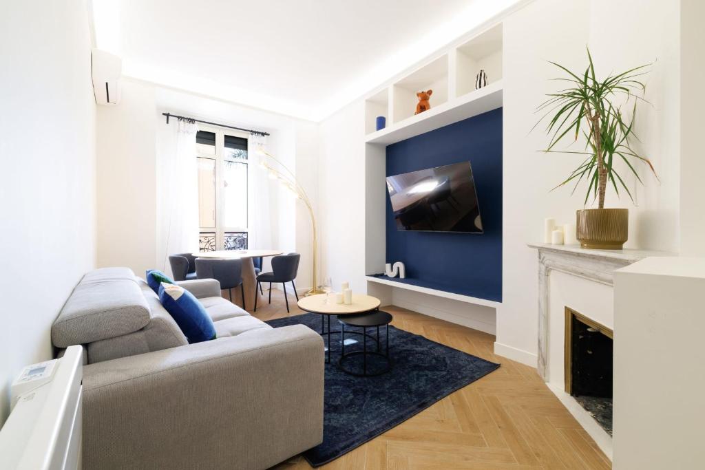 un salon avec un canapé et une cheminée dans l'établissement Beautiful 1-bedroom 2 min walk from Monaco centre, à Beausoleil