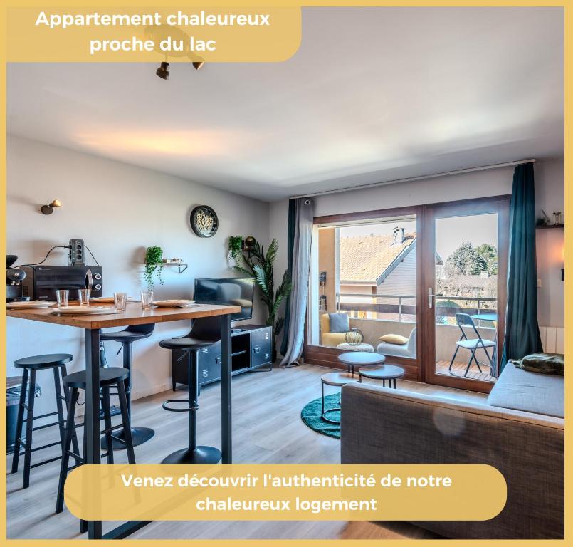 un salon avec une table, des chaises et un canapé dans l'établissement Chez Will I T2 I Thonon, à Thonon-les-Bains