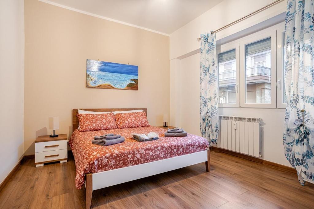 une chambre avec un lit et une fenêtre dans l'établissement Canto delle Sirene 50mt dal mare, à Lido di Ostia