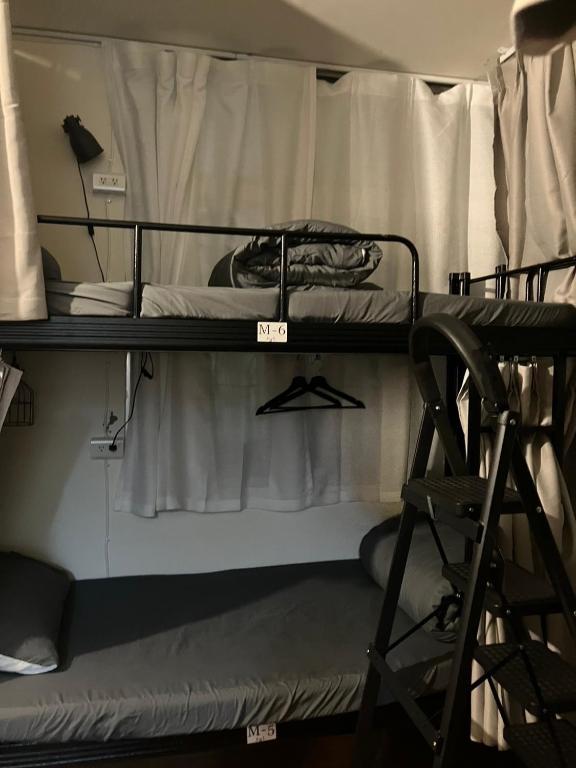 Palanda nebo palandy na pokoji v ubytování 阿霞袂睏MAMAzzzzHostel